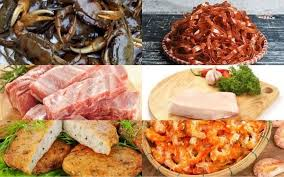 🧑🍳 Hướng Dẫn Cách Nấu Bánh Đa Cua Ngon
Bước 1: Sơ Chế Nguyên Liệu
Cua đồng: Rửa sạch, bóc mai, tách yếm và khều gạch để riêng. Phần thân cua cho vào cối, thêm chút muối hạt, giã nhuyễn. Sau đó, cho nước vào, bóp kỹ để lấy thịt cua. Lọc qua rây nhiều lần để thu được nước cua trong và thịt cua tươi ngon.
Chả lá lốt: Thịt vai xay nhuyễn, nêm nếm gia vị, gói vào lá lốt, hấp chín.
Chả cá: Chiên vàng, cắt miếng vừa ăn.
Mỡ phần: Cắt hạt lựu, rán vàng giòn để làm tóp mỡ.
Hành khô: 4 củ nướng thơm, 2 củ băm nhỏ.
Cà chua: Xắt nhỏ, chưng với gạch cua để tạo màu và hương vị.