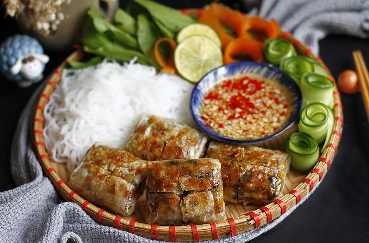 Nem cua bể – món ăn đặc sản nổi tiếng của Hải Phòng – không chỉ chinh phục thực khách bởi hương vị thơm ngon, giòn rụm mà còn bởi hình dáng vuông vắn độc đáo. Hôm nay, hãy cùng yêu bếp núc khám phá cách làm nem cua bể ngon, chuẩn vị, dễ thực hiện ngay tại nhà.
