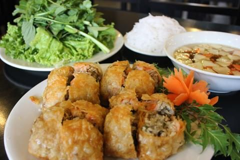 Bước 5: Trình Bày Và Thưởng Thức
Nem cua bể ngon nhất khi ăn nóng, kèm với rau sống và nước mắm chua ngọt. Bạn có thể ăn nem với bún tươi hoặc cơm trắng, tạo nên một bữa ăn hấp dẫn và đầy đủ dinh dưỡng.
