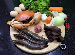 🦀 Nguyên Liệu Làm Nem Cua Bể
Để làm nem cua bể cho 4 người ăn, bạn cần chuẩn bị:
Thịt lợn nạc vai: 250g (xay nhỏ)
Cua biển: 1 con (hoặc thay bằng ghẹ)
Trứng gà: 3 quả
Cà rốt: 1 củ (nạo sợi nhỏ)
Su hào: 1 củ (nạo sợi nhỏ)
Giá đỗ: 50g (rửa sạch)
Miến dong: 10g (ngâm mềm, cắt nhỏ)
Mộc nhĩ: 10g (ngâm nở, thái sợi)
Nấm hương: 10g (ngâm nở, thái nhỏ)
Hành tím, tỏi: 1 củ hành tím, 2 tép tỏi (băm nhỏ)
Bánh đa nem: 1 gói (loại vuông)
Gia vị: Nước mắm, hạt nêm, tiêu xay, muối
Đồ ăn kèm:
Rau sống: Xà lách, rau thơm, húng quế
Bún tươi hoặc cơm trắng
Nước mắm chua ngọt: 1 thìa nước mắm, 1 thìa đường, 1 thìa nước cốt chanh, 4 thìa nước lọc, tỏi băm, ớt băm