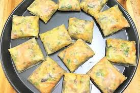 Bước 3: Gói Nem
Làm ướt bánh đa nem bằng cách phết một lớp bia mỏng lên bề mặt bánh để bánh mềm dẻo.
Đặt bánh đa lên mặt phẳng, múc một thìa nhân vào giữa, ấn nhẹ tạo hình vuông.
Gấp các góc bánh lại, dùng lòng trắng trứng phết lên mép để dính chặt.