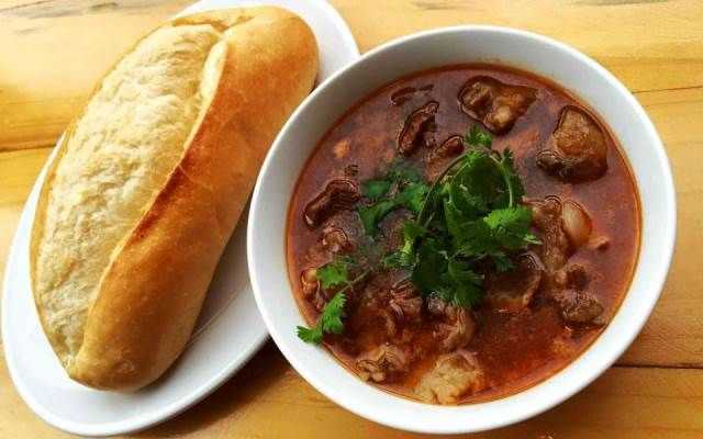 Bánh mì sốt vang là món ăn hấp dẫn, kết hợp giữa vị ngọt tự nhiên của thịt bò, hương thơm đặc trưng của các gia vị như quế, hồi, và màu sắc bắt mắt từ cà rốt, khoai tây. Món ăn này không chỉ ngon miệng mà còn dễ làm tại nhà, phù hợp cho bữa sáng hoặc bữa tối ấm cúng cùng gia đình. Yêu bếp núc sẽ hướng dẫn cho mọi người cách làm bánh mì sốt vang ngon dưới bài viết đây nhé!