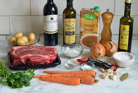 🥩 Nguyên Liệu Làm Bánh Mì Sốt Vang
Để làm bánh mì sốt vang cho 4-5 người, bạn cần chuẩn bị:
Thịt bò: 500g – chọn phần có gân như nạm, bắp, dẻ sườn để khi nấu mềm mà không bị nhũn.
Rượu vang đỏ: 150ml – giúp khử mùi và tăng hương vị cho món ăn.
Rau củ:
2 củ khoai tây
1 củ cà rốt
2 quả cà chua
1 củ hành tây
Gia vị:
1 củ gừng
5 tép tỏi
1 gói gia vị sốt vang (hoặc ngũ vị hương)
2 thìa canh dầu ăn
1 thìa canh tương cà
1 thìa canh bột năng (để tạo độ sánh)
Muối, đường, tiêu, hạt nêm vừa ăn
Bánh mì: 5 ổ – loại baguette hoặc bánh mì dài
Rau mùi: 1 ít – để trang trí và tăng hương vị.