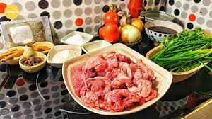 Bước 1: Sơ Chế Nguyên Liệu
Thịt bò: Rửa sạch, thái miếng vuông vừa ăn. Để khử mùi hôi, bạn có thể chần thịt với nước sôi có vài lát gừng trong 2-3 phút, sau đó rửa lại bằng nước lạnh.
Rau củ: Khoai tây, cà rốt gọt vỏ, rửa sạch và thái miếng vừa ăn. Cà chua rửa sạch, bỏ hạt, xay nhuyễn. Hành tây bóc vỏ, thái múi cau.
Tỏi, gừng: Bóc vỏ, băm nhuyễn.