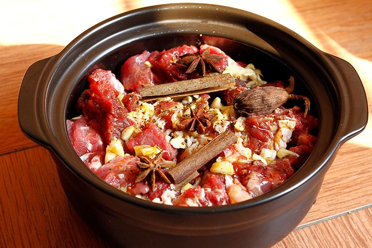 Bước 2: Ướp Thịt
Cho thịt bò vào tô lớn, thêm gừng, tỏi băm, gia vị sốt vang, rượu vang đỏ, hạt nêm, đường, tiêu. Trộn đều và để ướp trong 30-60 phút cho thấm gia vị.
