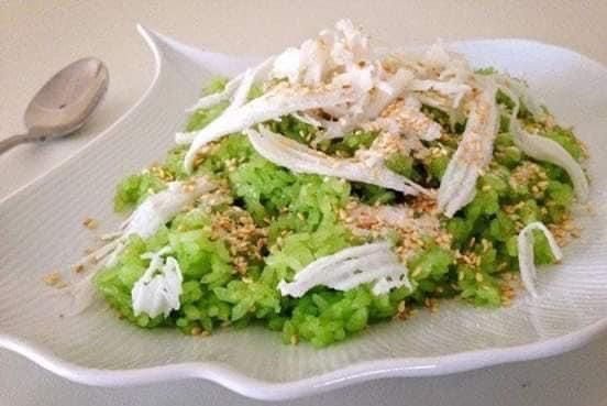 Bước 4: Hoàn Thiện Món Ăn
Trộn đều xôi: Sau khi hấp xong, xới xôi ra đĩa, trộn đều để xôi không bị dính.
Trang trí: Rắc đậu phộng rang giã dập hoặc vừng rang và dừa nạo sợi lên trên mặt xôi để tăng hương vị và thẩm mỹ.
