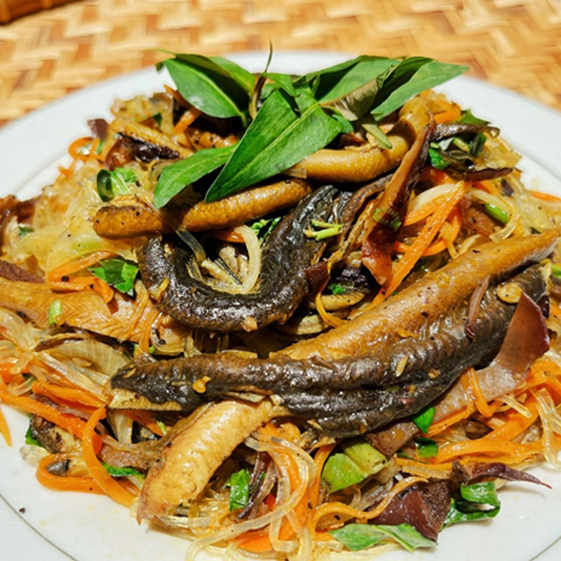 Miến xào lươn là món ăn đặc trưng của xứ Nghệ, với hương vị đậm đà, sợi miến dai mềm hòa quyện cùng thịt lươn giòn ngọt, rau củ tươi ngon. Dưới đây là bài viết hướng dẫn chi tiết của yêu bếp núc về cách làm miến xào lươn chuẩn vị, giúp bạn chế biến món ăn này ngay tại nhà.