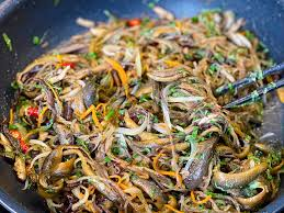 Cách Làm Miến Xào Lươn Ngon
Bước 1: Sơ Chế Lươn
Làm sạch lươn: Dùng muối hạt và tro bếp hoặc nước cốt chanh để chà xát, giúp lươn ra hết nhớt. Rửa sạch nhiều lần dưới vòi nước chảy.
Lọc thịt lươn: Dùng dao sắc lọc lấy phần thịt lươn, thái sợi dài khoảng 1,5 cm. Ướp thịt lươn với 2g hạt nêm, 2g tiêu xay, 2g muối, 1 muỗng canh nước mắm, 1 muỗng canh bột nghệ.
Nướng xương lươn: Phần xương lươn đem nướng cùng hành khô đập dập để tạo hương thơm, dùng nấu nước dùng.
