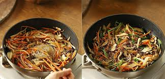 Bước 5: Xào Rau và Trộn
Xào rau: Phi thơm hành khô, cho mộc nhĩ, nấm hương vào xào trước rồi cho hành tây, giá đỗ vào đảo nhanh, nêm chút gia vị. Khi hành tây, giá đỗ hơi chín tới thì trút miến đã xào vào trộn đều cho hòa quyện.
Trộn lươn: Cuối cùng cho 1/2 lươn chiên giòn vào đảo đều. Nêm nếm lại gia vị cho vừa miệng, rắc chút hạt tiêu, hành lá và tắt bếp.