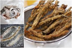 Bước 3: Rán Lươn
Áo bột: Lươn sau khi ướp, thấm khô rồi áo lớp mỏng bột chiên giòn hoặc bột năng.
Rán lươn: Đun nóng mỡ lợn hoặc dầu ăn, thử đầu đũa sủi tăm là đạt độ nóng. Lần lượt cho lươn vào chiên ở lửa vừa. Khi lươn săn và vàng sắp đạt, tăng nhiệt để thoát dầu và giúp lươn vàng giòn hơn, vớt ra để riêng.