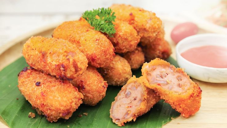 Nem chua rán là món ăn vặt nổi tiếng của Hà Nội, với lớp vỏ giòn rụm, nhân thịt heo đậm đà, ăn kèm tương ớt cay cay tạo nên hương vị khó quên. Hãy cùng yêu bếp núc khám phá công thức cách làm nem chua rán thơm ngon tại nhà chi tiết trong bài viết dưới đây.