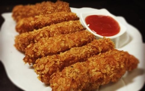 Bước 5: Thưởng Thức Nem Chua Rán
Nem chua rán ngon nhất khi ăn nóng, giòn rụm bên ngoài, mềm thơm bên trong. Bạn có thể ăn kèm với dưa leo, cà rốt hoặc rau sống để tăng thêm hương vị. Đừng quên chấm cùng tương ớt để món ăn thêm phần hấp dẫn.