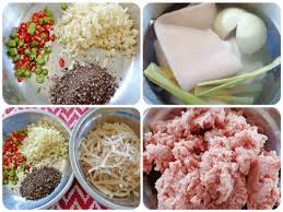 Nem chua rán là món ăn vặt nổi tiếng của Hà Nội, với lớp vỏ giòn rụm, nhân thịt heo đậm đà, ăn kèm tương ớt cay cay tạo nên hương vị khó quên. Hãy cùng yêu bếp núc khám phá công thức cách làm nem chua rán thơm ngon tại nhà chi tiết trong bài viết dưới đây.
🥩 Nguyên Liệu Làm Nem Chua Rán
Để làm nem chua rán chuẩn vị, bạn cần chuẩn bị những nguyên liệu sau:
300g thịt heo (chọn thịt tươi, mới mổ)
200g bì heo
2 muỗng cà phê thính gạo
2 muỗng cà phê bột năng
Bột chiên xù
1 quả trứng gà
1 củ gừng
3 cây sả
50ml giấm ăn
1 muỗng cà phê đường
1 muỗng cà phê nước mắm
1 muỗng cà phê tiêu