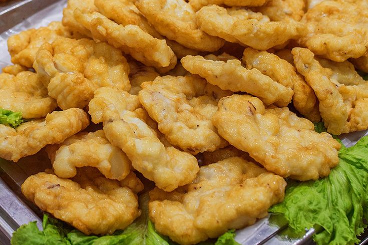 Chả mực là món ăn đặc sản nổi tiếng của vùng biển miền Bắc, đặc biệt là Hạ Long, với hương vị thơm ngon, giòn dai, sần sật khó cưỡng. Nếu bạn đang tìm kiếm công thức cách làm chả mực dai ngon tại nhà vừa đơn giản, vừa chuẩn vị, bài viết này yêu bếp núc sẽ hướng dẫn bạn chi tiết từng bước để có món chả mực ngon như ngoài hàng.