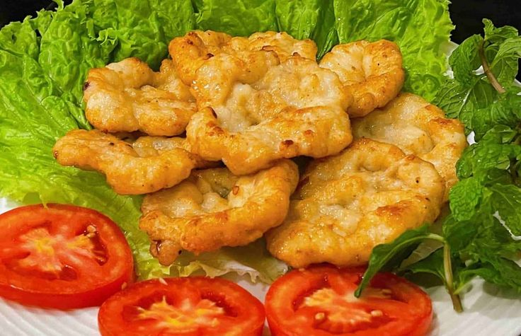 🍽️ Thưởng Thức
Chả mực ngon nhất khi ăn nóng, có thể chấm với tương ớt hoặc ăn kèm với cơm trắng, xôi, bánh cuốn hoặc bánh mì. Món ăn này có lớp ngoài giòn giòn, bên trong dai dai, ngọt tự nhiên của mực, thịt và tôm, chắc chắn sẽ làm hài lòng khẩu vị của bạn và gia đình.