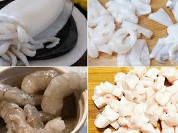 🦑 Nguyên Liệu Làm Chả Mực
Để làm chả mực tại nhà, bạn cần chuẩn bị những nguyên liệu sau:
Mực mai (mực nang): 1kg – chọn loại mực mai dày, thịt chắc, màu trắng hồng đặc trưng, lớp da sáng bóng.
Thịt ba chỉ: 200g – giúp tăng độ béo và mềm cho chả mực.
Tôm biển tươi: 150g – tăng độ ngọt tự nhiên cho món ăn.
Hành tím: 1 củ – băm nhỏ.
Tỏi: 1 củ – băm nhỏ.
Hành lá: 1 nhánh – thái nhỏ.
Gia vị: nước mắm, muối, đường, bột ngọt, tiêu, dầu ăn.