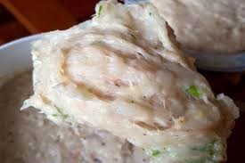 🥄 Giã Chả Mực
Sau khi ướp xong, cho hỗn hợp nguyên liệu vào cối đá, dùng chày giã nhuyễn đến khi các nguyên liệu nhuyễn mềm và sệt lại với nhau. Nếu không có cối đá, bạn có thể sử dụng máy xay sinh tố, nhưng cần lưu ý chỉ xay trong khoảng 5 – 7 giây rồi cho máy nghỉ để tránh làm chín mực do nhiệt độ cao.