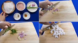 🧼 Sơ Chế Nguyên Liệu
Mực: Rửa sạch mực với nước muối pha loãng, dùng chanh hoặc giấm chà xát lên bề mặt để loại bỏ hết chất nhờn và khử mùi tanh, sau đó rửa lại với nước sạch. Để ráo nước rồi thái mực thành những miếng nhỏ kích thước khoảng 2cm. Phần râu mực thái khúc để riêng.
Thịt ba chỉ: Rửa sạch với nước muối pha loãng để khử mùi, sau đó cắt thành những miếng nhỏ vừa ăn.
Tôm: Tách vỏ, loại bỏ phần đầu, đuôi, rút bỏ chỉ đen ở phần sống lưng rồi đem đi băm nhuyễn.
Hành tím, tỏi: Bóc vỏ, băm nhỏ.
Hành lá: Rửa sạch, thái nhỏ.