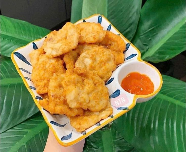 💡 Mẹo Nhỏ Để Làm Chả Mực Thêm Ngon
Chọn mực tươi ngon: Nên chọn mực mai dày, thịt chắc, màu trắng hồng đặc trưng, lớp da sáng bóng. Tránh chọn mực có phần đầu bị tách rời hoặc không còn dính vào thân vì đó là những con mực đã bắt lâu và không còn tươi .
Giã mực bằng cối đá: Việc giã mực bằng tay trong cối đá giúp món chả mực có độ dẻo và dai tự nhiên, tăng hương vị đặc trưng.
Chiên chả mực hai lần: Lần chiên đầu tiên giúp chả mực chín sơ, lần chiên thứ hai giúp chả mực vàng giòn và giữ được độ ngọt bên trong.