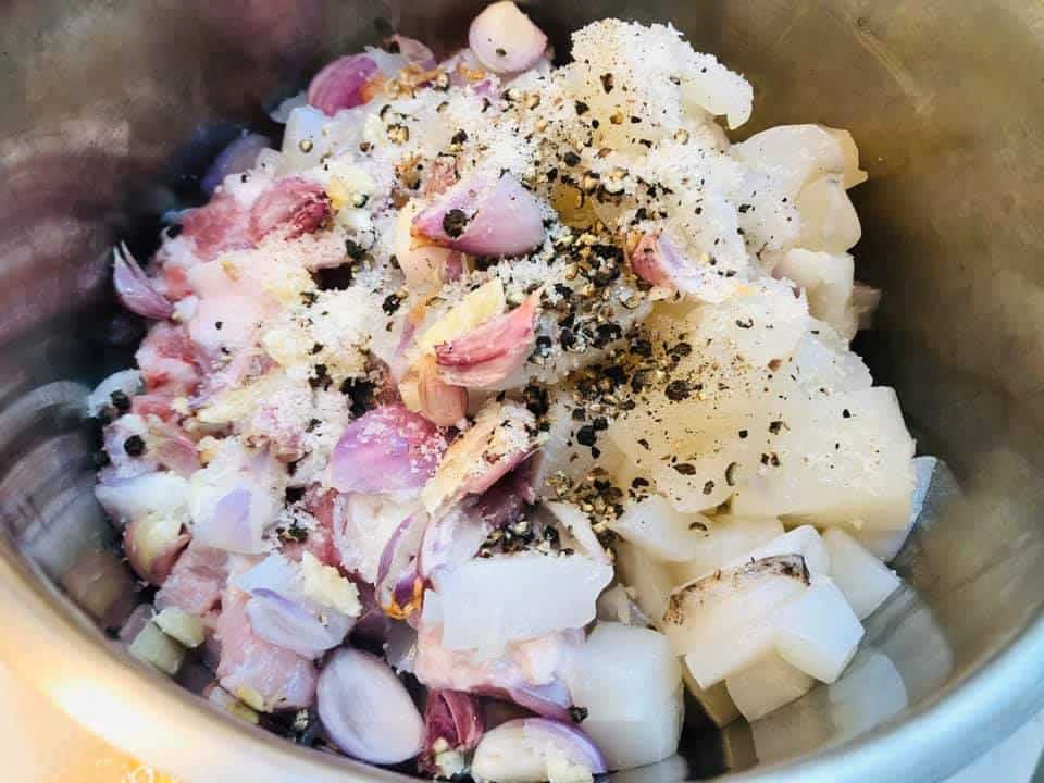 🥣 Ướp Nguyên Liệu
Cho tất cả các nguyên liệu đã sơ chế vào một tô lớn, thêm các gia vị: ½ muỗng muối, 1 muỗng nước mắm, 1 muỗng đường, ½ muỗng bột ngọt, ½ muỗng tiêu. Trộn đều và để ướp trong khoảng 30 – 40 phút cho nguyên liệu ngấm đều gia vị.