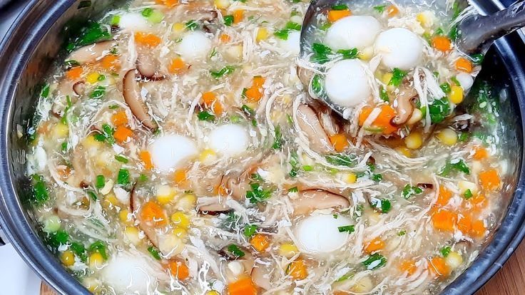 Súp cua không chỉ là món khai vị “sang – xịn – mịn” mà còn đầy đủ dưỡng chất, dễ ăn, phù hợp cả trẻ em, người lớn tuổi, và cả khi bạn cần “ai đó yêu thương”. Với vị ngọt tự nhiên từ cua biển, nước dùng thanh dịu và kết cấu sánh mịn từ bột năng, súp cua dễ dàng chinh phục bất cứ thực khách nào. Hôm nay yêu bếp núc sẽ hướng dẫn nấu súp cua thơm ngon dưới bài viết sau nhé!