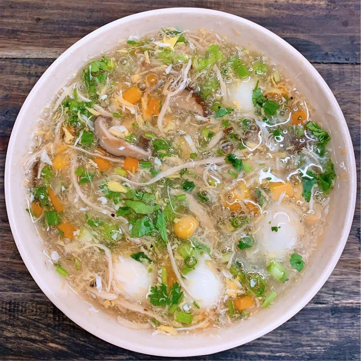 🌟 5. Gợi ý bài trí & cách dùng súp cua hấp dẫn
Dùng tô sâu lòng, rắc bên trên hành ngò, tiêu xay, tiêu trắng, vài giọt dầu mè.
Ăn kèm bánh mì giòn, bánh phồng tôm hoặc bánh tráng chiên – tăng độ giòn và kích thích vị giác.
Thích vị tươi mát có thể thêm chanh thái lát hoặc tương ớt.
Súp cua là món khai vị tuyệt vời đầu bữa hoặc món chính nhẹ nhàng.