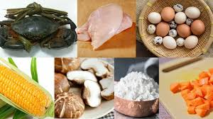 🎯 Chuẩn bị nguyên liệu nấu súp cua– Chìa khóa đảm bảo chất lượng
Nguyên liệu chính:
Cua biển tươi: 2 con (khoảng 400 – 500 g). Chọn cua có yếm chắc, vỏ cứng, gai rõ, chân và càng di chuyển linh hoạt.
Xương ống (heo/gà): ~1 kg để ninh nước dùng trong và ngọt.
Ức gà: 150 g, giúp thêm độ thanh đạm nếu bạn thích.
Bắp ngọt, nấm đông cô/nấm tuyết, cà rốt (tùy chọn): tăng vị ngọt, màu sắc, kết
Trứng gà + trứng cút: tạo độ béo, hấp dẫn.
Bột năng/bột bắp: làm súp sánh mịn.
Gia vị: muối, hạt nêm, tiêu, dầu mè, hành lá, rau ngò.
Mẹo chọn nguyên liệu chuẩn “chất lượng”:
Luôn mua cua còn sống, chân/càng di chuyển linh hoạt, yếm chắc.
Xương nên chần sơ trước khi hầm để loại bỏ tạp chất và cho nước dùng trong.
Đối với các loại nấm/rau củ, chọn tươi, không sâu hỏng.