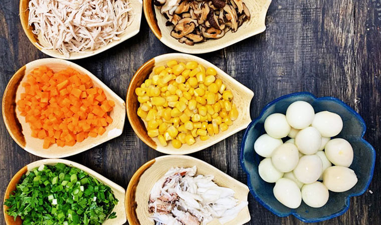 🔪 Sơ chế – Giai đoạn quyết định hương vị và màu sắc
Sơ chế cua:
Rửa dưới vòi nước lạnh, dùng bàn chải làm sạch.
Luộc sơ với gừng/hành/tỏi để khử mùi tanh. Thời gian khoảng 10–15 phút
Ngâm cua chín vào nước đá giúp thịt săn, dễ tách.
Tách thịt cua: Hạ nguồn nước, tách lấy thịt sạch, tránh để sót mai/vỏ.
Chuẩn bị xương nước dùng:
Luộc sơ xương rồi bỏ nước đầu.
Hầm nhỏ lửa 45 phút – 1 giờ cho vị ngọt, thanh.
Trong lúc hầm có thể thêm hành tây, cà rốt, bắp để tăng hương sắc.
Sơ chế phụ liệu:
Xé nhỏ thịt gà, chần qua nước nóng.
Ngâm, rửa sạch các loại nấm.
Trứng cút luộc, trứng gà tách lòng, đánh tan, lọc qua rây.