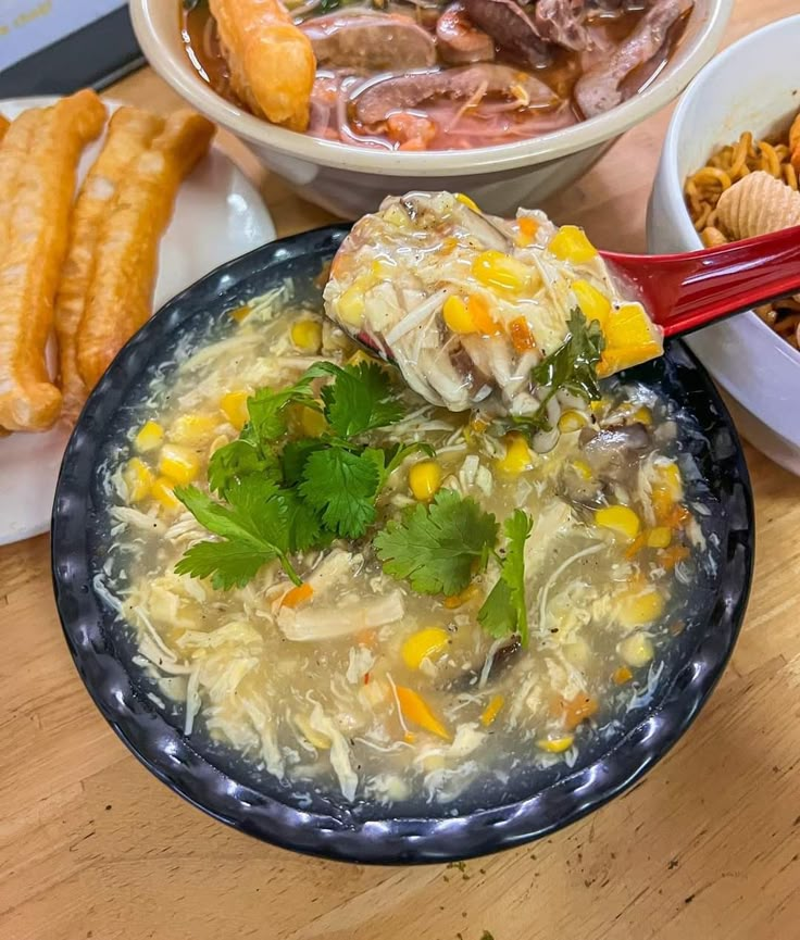⚠️ Mẹo & lưu ý giúp nấu súp cua hoàn hảo
Khử tanh cua: luộc với gừng/hành/tỏi, hoặc dùng nước cốt chanh/rượu trắng.
Súp không vón cục: hòa bột năng bằng nước lạnh, đổ từ từ, khuấy liên tục.
Giữ súp sánh độ vừa phải: nhớ rằng súp sẽ đặc lại khi nguội – đừng cho quá nhiều bột.
Nêm gia vị đúng thời điểm: muối và nước mắm nên được thêm cuối cùng để giữ vị thanh ngọt.
Nêm dầu mè + tiêu xay ngay trước khi tắt bếp để tăng hương thơm ngậy.
Không nấu quá lâu sau khi cho cua và trứng để tránh thịt dai, trứng xơ.
Bảo quản đúng cách: để nguội, để ngăn mát 2–3 ngày hoặc đông lạnh nếu dùng sau.