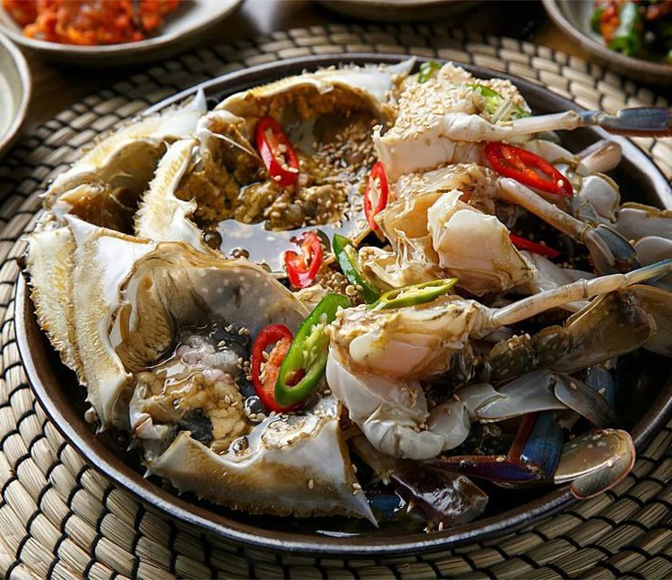 Hiện nay, dù bạn ở Sài Gòn, Hà Nội hay bất cứ vùng miền nào, vẫn có thể tự tay làm món ghẹ ngâm tương chuẩn vị Hàn Quốc ngay tại căn bếp nhỏ – tiết kiệm chi phí, an toàn vệ sinh và còn gây ấn tượng cho cả gia đình lẫn bạn bè. Hãy cùng yêu bếp núc khám phá cách làm ghẹ ngâm tương Hàn Quốc chi tiết, đầy đủ các bước – từ chuẩn bị nguyên liệu, sơ chế, làm nước tương đến cách ngâm và cách thưởng thức.