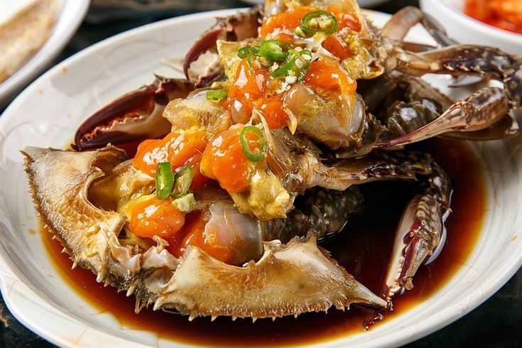 Bí quyết làm món ghẹ ngâm tương ngon hơn

Để ghẹ ngậm gia vị đều: đặt phần bụng lên trên, chèn vật nặng giữ ghẹ chìm.

Xử lý mùi tanh bằng rượu, gừng trước khi ngâm.

Gia giảm vị tùy theo sở thích: muốn nhiều đường, nhiều tương, hoặc thêm tương ớt – có thể điều chỉnh trước khi nấu.

Ngâm lần 2 giúp ghẹ chín hơn, nước thêm đậm đà.

Giá trị dinh dưỡng: thịt ghẹ dồi dào protein, ít chất béo, gạch chứa nhiều omega‑3, vitamin – kết hợp ăn kèm cơm trắng, rong biển, kim chi rất “hao” cơm.