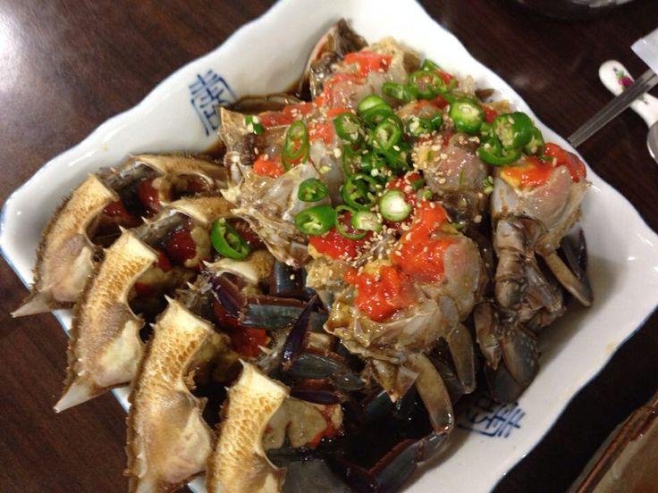 Cách dùng & bảo quản

Thưởng thức: dùng dao nhỏ cắt đôi mai, gắp thịt, gạch. Dùng kèm cơm nóng, rong biển, kim chi, rắc mè rang, ớt xanh lên đĩa để bắt mắt và tăng hương vị.

Uống kèm: món này là “mỹ vị hảo tửu” khi ăn cùng soju hoặc rượu nhẹ 

Bảo quản: để ngăn mát tủ lạnh, có thể sử dụng trong 7–10 ngày, tốt nhất nên ngâm lại nước tương sau 3–5 ngày để giữ hương vị.