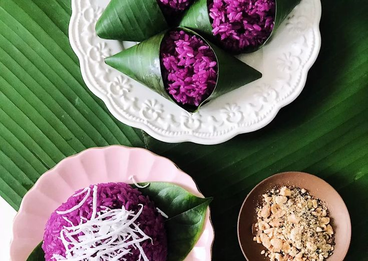 Xôi nếp cẩm – món ăn dân dã nhưng đậm đà hương vị truyền thống, không chỉ là món ăn sáng quen thuộc mà còn là món tráng miệng hấp dẫn trong các dịp lễ tết. Với màu tím đặc trưng và hương thơm béo ngậy từ nước cốt dừa, xôi nếp cẩm đã trở thành món ăn được yêu thích tại nhiều vùng miền. Hãy cùng yêu bếp núc khám phá cách nấu xôi nếp cẩm ngon, chuẩn vị ngay tại nhà qua bài viết dưới đây.