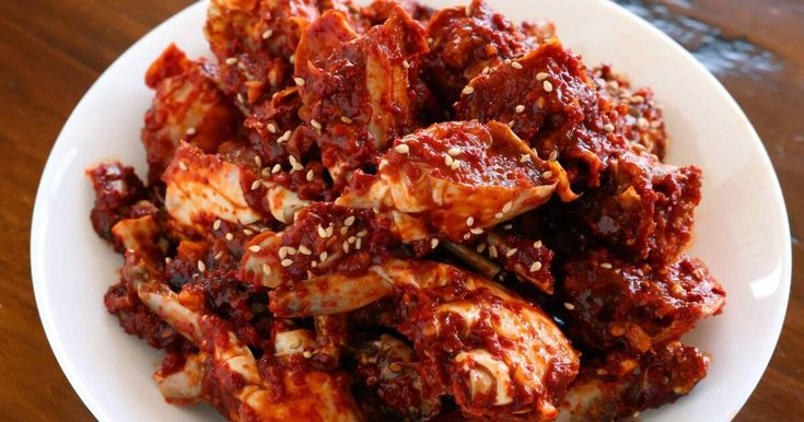 7. Bí quyết làm món ghẹ tương cay ngon
Ghẹ tươi chắc thịt: chọn ghẹ vừa tay, ấn vào phần ngực chắc, chọn thời điểm đầu/cuối tháng âm lịch để có thịt gạch nhiều.
Gia vị cân bằng: điều chỉnh lượng gochugaru/ đường / mật ong theo độ cay và ngọt bạn thích.
Giữ phần gạch: ghẹ cái sẽ có nhiều gạch, giúp món thêm béo và hấp dẫn.
Không nên ướp quá lâu: vì ghẹ sống nên ướp khoảng 1 ngày là ngon, tránh để lâu (>2 ngày) làm vị nhão.