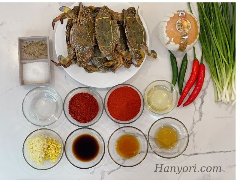 Nguyên liệu làm ghẹ tương cay
Ghẹ (cua)
450 g – 1 kg ghẹ xanh sống: Ưu tiên chọn ghẹ cái có gạch hoặc ghẹ đực nặng chắc, thịt dày, tươi sống.
Làm “ngất” ghẹ trong tủ đông khoảng 1–2 giờ để dễ sơ chế.
Gia vị sốt tương cay
Ớt bột Hàn (gochugaru): 7 muỗng
Tương ớt Hàn (gochujang): 1–2 muỗng lớn
Tương đậu / xì dầu Hàn: 3–4 muỗng
Nước ép táo, siro mận, siro gạo hoặc mật ong: 1 muỗng
Nước mắm (nếu muốn đậm đà thêm): 1 muỗng
Tỏi, gừng băm nhuyễn: mỗi loại 1 muỗng
Rượu gạo Mirin: 1 muỗng
Đường: 2 muỗng
Tiêu, mè rang, hành lá, ớt sừng trang trí
Gợi ý nguyên liệu tùy chọn
Cá cơm khô, tảo bẹ nếu muốn tăng umami và màu sắc số.