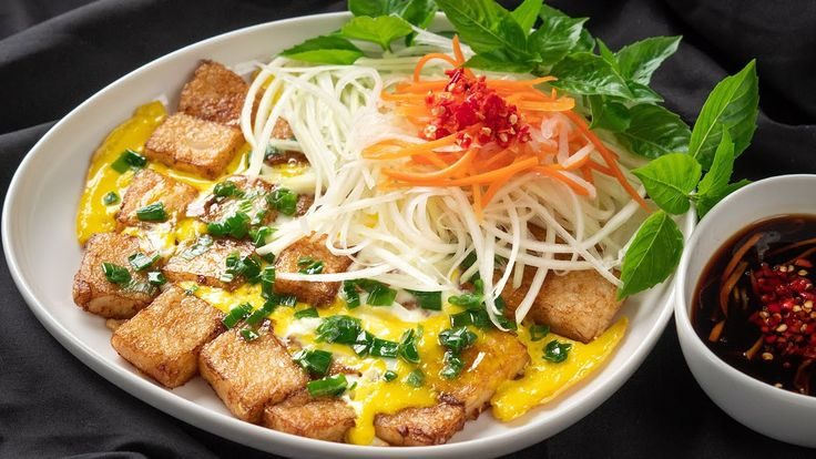 Bột chiên – món ăn vặt quen thuộc của miền Nam, đặc biệt là Sài Gòn – luôn có sức hút kỳ lạ với lớp vỏ giòn tan, lớp đế mềm dẻo, quyện với trứng, mỡ hành, nước chấm chua ngọt và đồ chua. Sức hấp dẫn của bột chiên không chỉ ở hương vị mà còn ở câu chuyện vỉa hè, luôn khiến người ta “ăn rồi thì khó dừng”. Chính vì vậy, trong bài viết này yêu bếp núc sẽ bật mí về cách làm món bột chiên để đảm bảo bạn có thể tự tin làm món này tại nhà đúng “kiểu Sài Gòn” mà không cần vỉa hè.