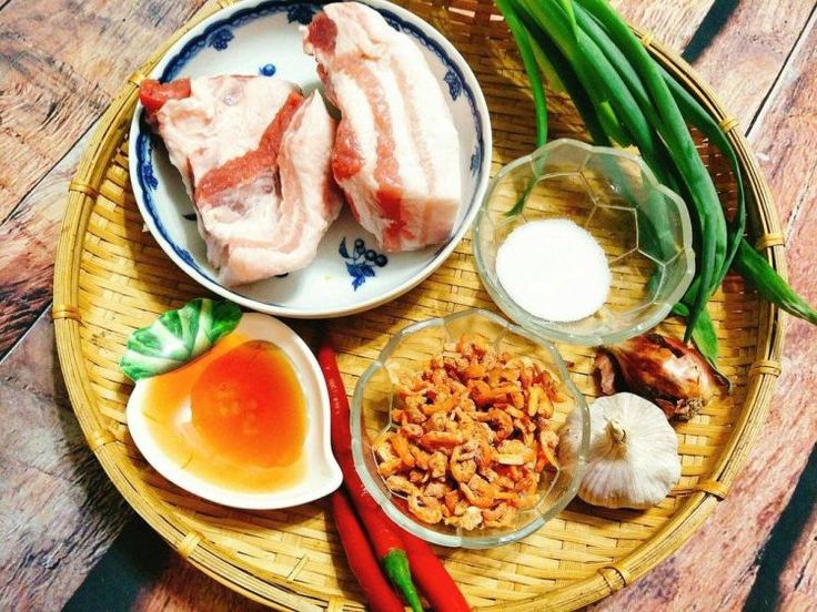 Chuẩn bị nguyên liệu làm kho quẹt
Nguyên liệuLượng dùng (cho 3–4 người)Thịt ba chỉ200 g (tỷ lệ của nạc:mỡ = 7:3) Tôm khô50–100 g (chọn loại nõn, chắc, khô) Hành tím, tỏi2 củ hành tím + 2–3 tép tỏiHành lá2 nhánhỚt tươi1–3 trái (tùy khẩu vị)Nước mắm6–10 thìa canh, tùy khẩu vị Đường trắng4–5 thìa canhNước lọc4–7 thìa canhHạt nêm / tiêu½ thìa cà phê (tùy khẩu vị)Dầu ăn1 thìa canh