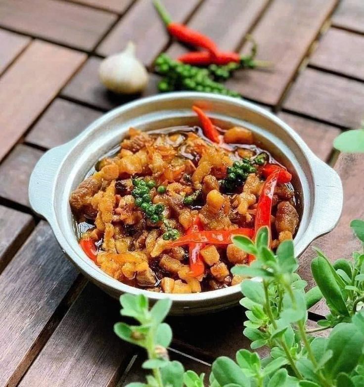Giới thiệu món kho quẹt
Chắc hẳn nhiều người đã từng nghe đến kho quẹt – món “mắm kho quẹt” đậm đà phong cách miền Nam. Với hương mùi tôm khô, nước mắm, tóp mỡ và ớt cay nồng, kho quẹt là món chấm thần thánh cho rau củ luộc, cơm trắng hay cơm cháy. Trong bài này, yêu bếp núc sẽ chia sẻ cách làm kho quẹt ngon nhất, đơn giản, dễ thực hiện tại nhà mà đảm bảo ai ăn cũng khen!