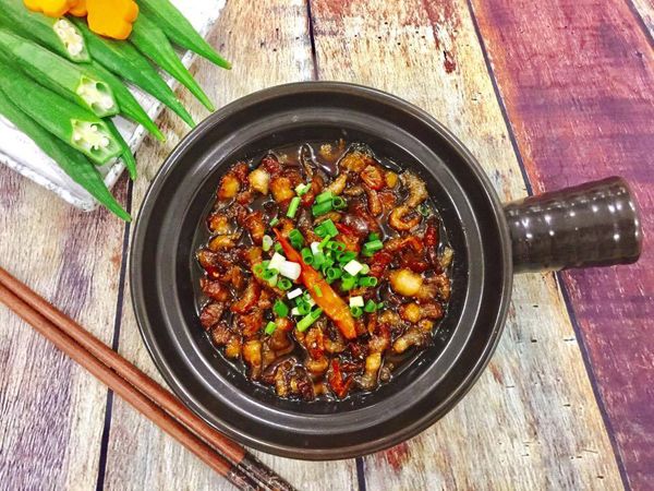 Bí quyết để kho quẹt đậm đà & sánh mịn
Dùng nồi đất: Giữ nhiệt lâu, giúp món thấm đều và giữ màu đẹp.
Kho lửa liu riu: Giúp gia vị hòa quyện từ từ, không làm mắm cháy hoặc bị khê.
Tỉ lệ mắm – đường – nước lọc theo tỷ lệ 2 : 1 + chút nước → tạo vị cân bằng.
Thêm tiêu hoặc tương ớt giúp kho quẹt thêm sắc và mùi hấp dẫn.
Tôm khô là linh hồn của món. Nhớ pha đều từ đầu để tôm chín đều và thơm tự nhiên.
