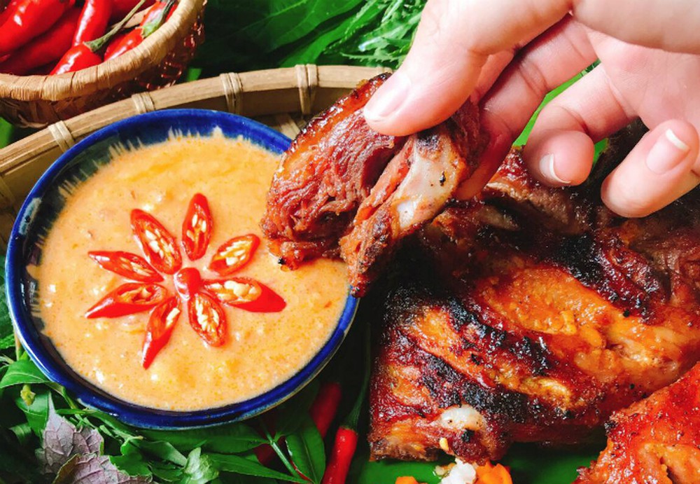 Sốt chao đỏ – đậm đà đậm vị miền Trung
Nguyên liệu (3–4 người):
1 muỗng canh chao đỏ
1 muỗng canh tương ớt
1 muỗng canh dầu mè, 1 muỗng dầu hào
1 muỗng nước tương
2,5 muỗng đường, 1 muỗng tỏi băm, 1 muỗng ớt băm
2 muỗng mè rang, 2 muỗng nước cốt chanh
Cách làm:
Cho tương ớt, tương cà, nước tương, dầu mè, dầu hào, chao vào nồi, tán đều.
Thêm đường, nấu nhỏ lửa đến khi sốt sánh.
Cuối cùng cho tỏi, ớt, nước chanh, mè rang vào trộn đều.
Sốt chao đỏ béo, thơm, có vị cay chua đặc trưng, là lựa chọn tuyệt vời để chấm thịt xiên, sườn, đặc biệt là thịt dê