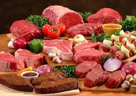 Chọn thịt tươi đạt chuẩn
Những phần thịt nên chọn
Thịt lợn: ba chỉ, nọng, sườn cốt lết – có mỡ xen lẫn, cho độ mọng khi nướng.
Thịt bò: thăn nội, thăn ngoại hoặc ba chỉ bò – mềm ngọt, phù hợp nếu bạn thích vị bò.
Thịt gà: đùi, cánh hoặc ức kèm da để giữ độ ẩm sau khi nướng.
Cách kiểm tra thịt
Thịt phải có màu hồng tươi, săn chắc và đàn hồi khi chạm vào.
Tránh chọn thịt ướt, nhợt màu, có mùi lạ hoặc miếng mỡ ngả vàng – dễ là dấu hiệu ôi thiu.