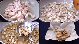 Cách làm tóp mỡ mắm tỏi ngon
Thắng mỡ (lần 1) – thắng bằng nước
Cho mỡ vào chảo, thêm ¼–½ chén nước và chút muối, đun lửa vừa
Khi nước cạn, mỡ tiết ra từ từ, giúp món không bị dầu bắn, tóp trong, giòn nhẹ
Chiên giòn (lần 2)
Sau khi nước cạn, tiếp tục chiên miếng mỡ trên lửa vừa – lớn, đến khi vàng ruộm, giòn tan
Vớt tóp mỡ ra giấy thấm dầu, để nguội