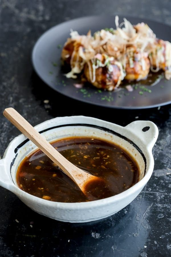 1. Giới thiệu cách làm nước sốt Takoyaki hấp dẫn
Takoyaki – viên bánh bạch tuộc giòn tan vỏ ngoài, mềm mại nhân bên trong – đã trở thành món ăn đường phố “gây sốt” không chỉ ở Nhật mà còn tại Việt Nam. Nhưng điều kỳ diệu tạo nên sức hút đặc biệt cho takoyaki chính là nước sốt Takoyaki: hòa quyện vị ngọt – mặn – cay nhẹ, quyến rũ đến từng giọt cuối cùng trên bánh. Nếu bạn yêu thích món bánh này, đừng bỏ qua phần nước sốt – nó là “thần dược” khiến món ăn này trở nên tròn vị! Trong bài viết này, yêu bếp núc sẽ được hướng dẫn từ A–Z cách làm nước sốt Takoyaki chuẩn vị Nhật – công thức dễ làm, nguyên liệu đơn giản, thơm ngon để bạn trổ tài ngay tại nhà.
