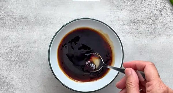 Nước Sốt Takoyaki – Vì sao quan trọng?
Nước sốt Takoyaki không chỉ là gia vị đi kèm, mà là linh hồn của món. Nước sốt Takoyaki đặc hơn nước sốt okonomiyaki, có vị ngọt – cay nhẹ, pha chút nước tương tạo độ mặn đậm đà. Loại sốt này thường được pha sẵn và đóng chai, nhưng tự làm tại nhà giúp bạn:
Kiểm soát được vị ngọt, cay và độ sánh theo khẩu vị.
Biết rõ nguyên liệu, đảm bảo chất lượng và an toàn.
Thỏa sức sáng tạo với nhiều biến tấu mới lạ.
Sốt Takoyaki – kết hợp hoàn hảo với mayonnaise Nhật (Ke