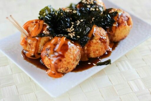 Cách bảo quản & sử dụng linh hoạt
Bảo quản: Chai sốt nên được giữ kín và để trong ngăn mát. Dùng tối đa trong 2 tuần để đảm bảo hương vị tươi ngon.
Phục vụ: Rưới lên bánh Takoyaki ngay khi còn nóng, tạo hiệu ứng cá bào nhảy múa rất “cool”.
Ứng dụng sáng tạo:
Làm sốt chấm bánh xèo Nhật (Okonomiyaki) hoặc pancake mặn các loại.
Rưới lên cơm trắng, mì ramen hay dùng làm glaze cho gà nướng, thịt chiên…