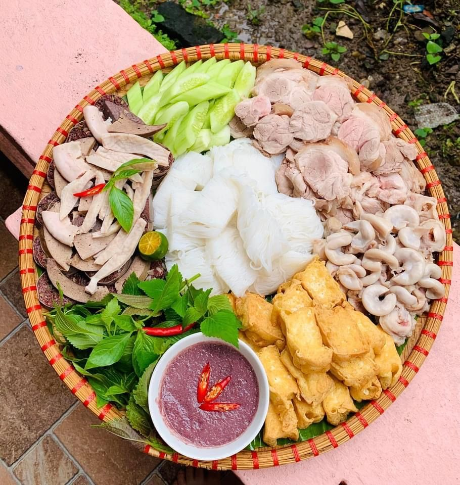 Mẹo & bí quyết để món bún đậu mắm tôm thêm hấp dẫn
Đánh đậu trước khi chiên (ướp đá) giúp lớp vỏ giòn tan hơn.
Chiên đậu lửa vừa, chiên 2 lần giúp dầu ngấm đều, đậu giòn lâu.
Mỡ lợn hoặc mỡ gà khi chiên đậu cho thêm vị bùi, thơm quyến rũ.
Đánh mắm tôm đến khi thấy bọt trắng là đạt – nếu còn tanh và không bông, mắm chưa ngon.
Thêm rượu nếp (rượu trắng) vào mắm giúp giảm mùi mà vẫn giữ hương vị truyền thống.
Trang trí bằng lá chuối tạo không khí thuần Việt, dân dã.