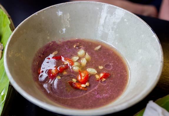 🍲 Bước 4: Pha nước chấm mắm tôm
Công thức chuẩn (chứa đủ vị chua – cay – mặn – ngọt):
2.5 muỗng mắm tôm, 2 muỗng đường, 1 quả quất/vắt, 1 muỗng canh dầu nóng hoặc mỡ, 1 muỗng canh rượu trắng (giúp khử mùi), tỏi/ớt băm.
Cách đánh: khuấy mạnh đến khi hỗn hợp nổi bọt trắng mịn, sau đó cho dầu nóng, cuối cùng thêm ớt tỏi, quất – đánh nhẹ tay, không làm nát bọt.