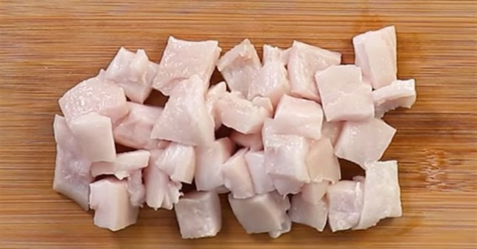 Sơ chế mỡ lợn đúng cách
Bước sơ chế quyết định món ăn thơm ngon, không hôi và giữ được độ giòn:
Rửa sạch mỡ heo, chần sơ qua nước muối/gừng/giấm để khử mùi
Cắt miếng vuông đều, kích thước 2–3 cm – đủ độ giòn, không bị teo quá nhỏ sau khi chiên
Để ráo hoàn toàn trước khi chiên để tránh dầu bắn