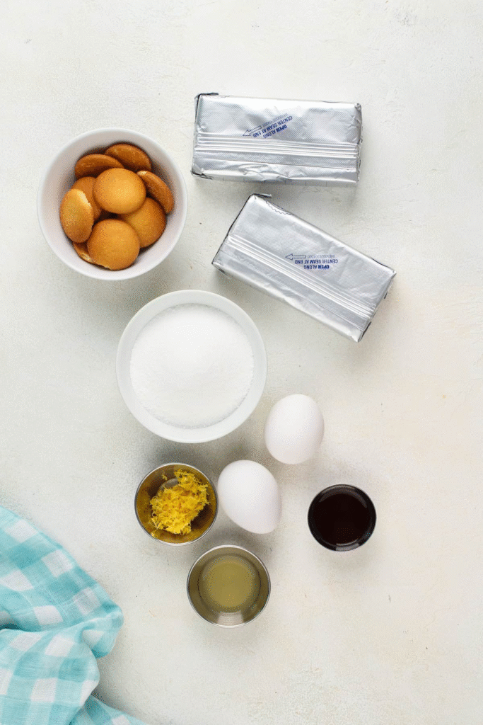 Nguyên liệu làm mini lemon cheesecakes
a. Phần đế bánh (Crust)
Khoảng ¾ – 1 cup (gần 95g) bánh quy nghiền ( nghiền vụn hoặc nghiền nát), trộn với 3–4 muỗng bơ( gần 45g) tan chảy và 1–2 muỗng đường( gần 25g) nếu thích.
Có thể nướng sơ đế trong lò 5 phút để tăng độ giòn.
b. Nhân cheesecake chanh
Cream cheese: 340 g, nên để mềm ở nhiệt độ phòng.
Đường: 100g hoặc theo khẩu vị.
Sour cream hoặc heavy cream: khoảng 50g-100g để tăng độ béo, mềm.
Vỏ chanh & nước cốt chanh: vắt từ 1–2 quả chanh vàng tươi (~2–3 nước cốt chanh~ 45ml), thêm vỏ chanh của 1 quả (lemon zest) cho mùi thơm.
Vanilla: 1 muỗng cà phê
Muối: 1/4 muỗng cà phê
Trứng: 2–3 quả tuỳ khẩu phần.
c. Topping (Tuỳ chọn)
Whipped cream tươi, chanh vỏ vàng bào, hoặc lemon curd phủ lên để thêm màu sắc và hương vị.
Các topping khác: quả cherry, việt quất, mâm xôi.