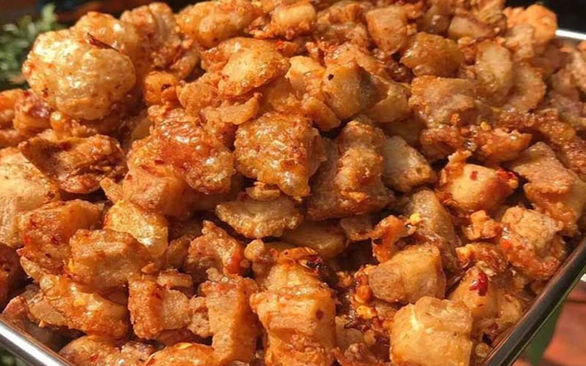 Bài viết này yêu bếp núc sẽ bật mí cho bạn cách làm tóp mỡ mắm tỏi ngon đơn giản, các bí quyết quan trọng để làm tóp mỡ giòn lâu, không bắn dầu, và hướng dẫn cách bảo quản để dùng dài ngày.
Tóp mỡ rim mắm tỏi là món ăn vặt dân dã mà gây nghiện, đặc biệt ở miền Nam. Từ vị giòn tan bên ngoài, béo ngậy bên trong, hoà quyện cùng nước sốt mắm tỏi cay cay – mặn – ngọt – ngào ngạt thơm tỏi, món ăn khiến bất cứ ai thử một lần cũng muốn ăn thêm. Nào bây giờ hãy bắt tay vào bếp làm cùng mình nào!
